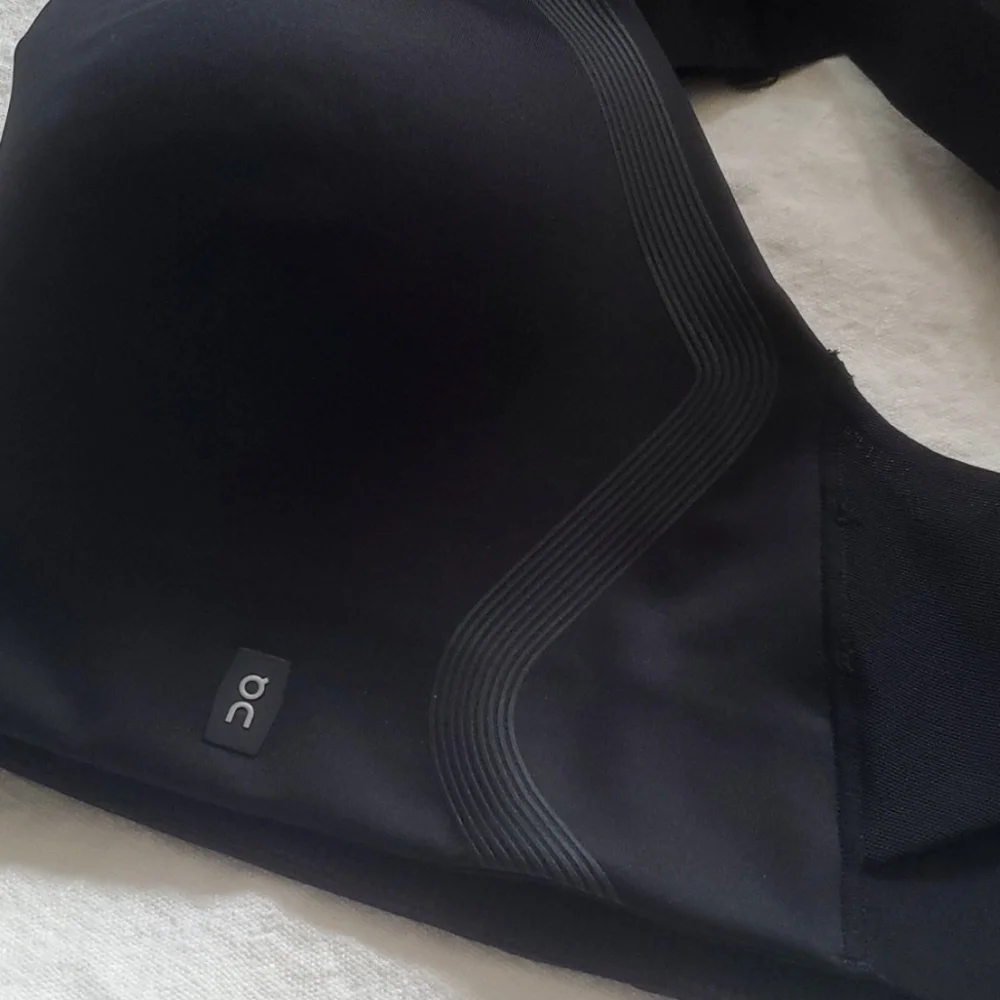 ON CLOUD PERFORMANCE SPORT BRA IN BLACK